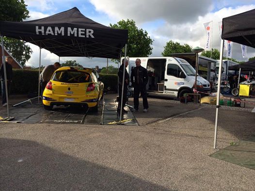 Servicefolkene er som sædvanligt klar til en lang dag - den blev desværre ikke særlig lang.
(Foto: Hammer Motorsport)